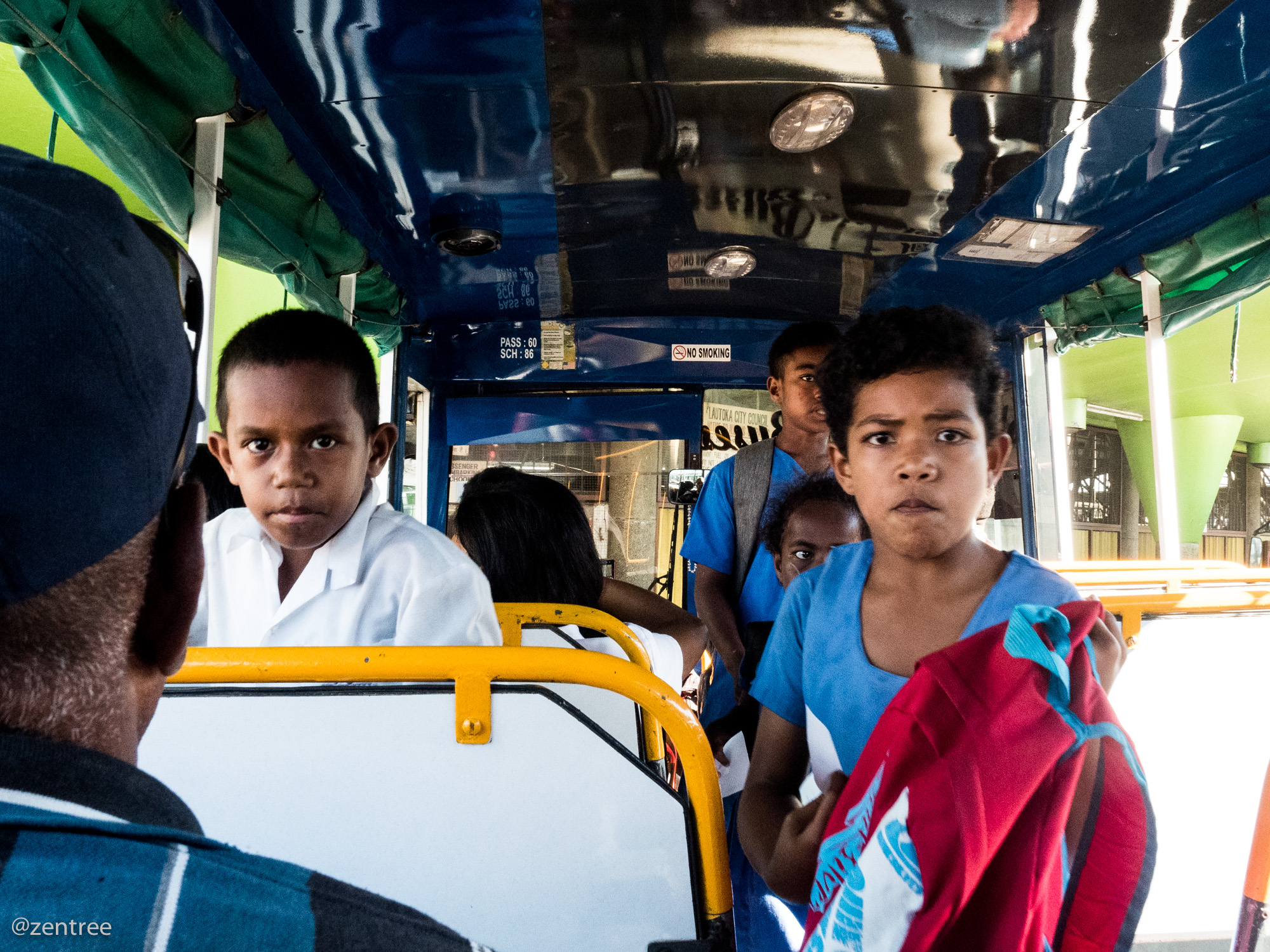 Niños en bus, Lautoka, Fiji.